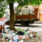 Así luce constantemente un parterre en Los Esteros, al sur de Guayaquil.