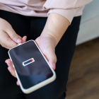 El uso de brillo alto, apps en segundo plano y cargadores no originales puede hacer que la batería del celular se descargue más rápido de lo normal.