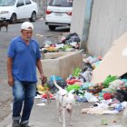 En la Martha de Roldós, en el norte de Guayaquil, las personas amontonan basura incluso minutos después de que pase el camión recolector.
