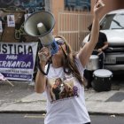 La madre de María Fernanda López gritó afuera de la Unidad Judicial de la Violencia Contra la Mujer para pedir justicia.