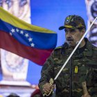Nicolás Maduro, presidente de Venezuela, habló sosteniendo la Espada del Perú, de propiedad de Simón Bolívar.