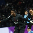 Willian Pacho celebra el gol que le marcó al Tottenham, en la victoria 5-3 del PSG en Champions League.