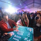 La recién elegida reina de Quito, María Emilia Sánchez, y el alcalde de la capital, Pabel Muñoz, hicieron pareja en el juego inaugural del Mundial de 40.