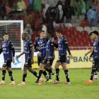 Los jugadores de Independiente del Valle salieron molestos tras caer 2-1 ante Liga de Quito