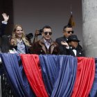 El presidente Daniel Noboa, desde el balcón viendo la Serenata Quiteña.