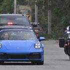 Daniel Noboa saludó a sus simpatizantes mientras iba a votar en un carro de lujo.