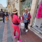 María Ayala se para en la calle Sucre con su lechera, en la que guarda la cuajada.