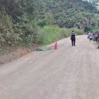 Un agente de la Policía Nacional resguarda la escena donde fue hallado el cuerpo de un hombre asesinado en la Loma del Cóndor, zona rural de Quinindé.
