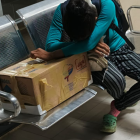 La imagen de la madre con su bebé circuló en redes sociales.