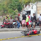La motocicleta quedó tendida a un costado de la calzada, tras el impacto en el puente sobre el río Teaone, sector La Propicia 1.