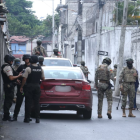 Agentes policiales resguardan la escena.