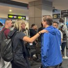 El seleccionador de Ecuador, Sebastián Beccacece (i), coincidió en el aeropuerto de Panamá con varios periodistas.