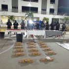 La Policía presentó a dos aprehendidos y varias evidencias como droga, municiones y armas de largo alcance