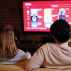 Espectadores siguiendo contenido en pantalla mientras el streaming entra en una nueva etapa.