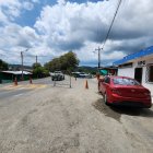 Punto de control en la vía principal de San Mateo, cerca del ingreso a la planta de agua, donde fue asesinado el mototaxista Jixon Méndez.