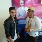 Luis Ruales junto a un joven Maluma, a quien entrevistó durante una visita a Ecuador.