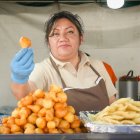 Los buñuelos son entre los dulces más buscados en los mercados de Ambato por la temporada de diciembre.