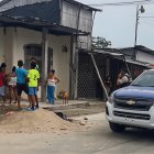 Vecinos del barrio San Ramón observan consternados la intervención policial tras el asesinato de un joven en La Unión, Quinindé.