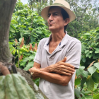 Servio, descendiente de los fundadores de Sarampión, cultiva cacao fino de aroma.