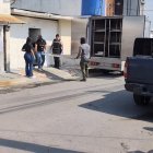 Agentes de Criminalística y Dinased trasladan el cuerpo sin vida de Baldomero Bazán Bone, asesinado en su vivienda del barrio Vista al Mar, Esmeraldas.