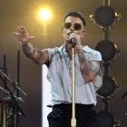 Rauw Alejandro cantando salsa en una de sus recientes presentaciones.