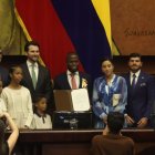 El presidente de la Asamblea Nacional, Niels Olsen, condecora al futbolista Enner Valencia en el pleno legislativo.