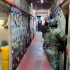 Militares inspeccionan celdas del CRS Esmeraldas durante una verificación posterior a la fuga.