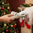 El bono navideño llega a los empleados del sector público y privado en Ecuador durante noviembre y diciembre.