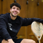 Agustín Tapia, el top #1 del mundo, posa junto a una 'paleta' de pádel