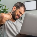 Una mala postura frente al computador puede provocar dolor de cuello.