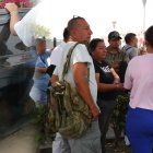 Familiares de los cuatro fallecidos llegaron desde Santo Domingo al Laboratorio de Criminalística, en Guayaquil, para retirar los cuerpos.