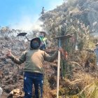 Bomberos y comuneros de Chibuleo San Luis trabajaron juntos para controlar el incendio en el Cerro Diablo Rumi.
