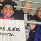 Pol Deportes, Cliver Huamán Sánchez junto a hermano Kenny y la bandera de agradecimiento a Jesús en el Bernabéu.