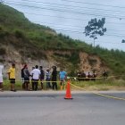 Agentes policiales inspeccionan el vehículo donde fueron hallados los cuerpos de dos hombres ejecutados a tiros en el recinto Bilsa, Muisne.