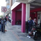 "Ocurrió en una agencia bancaria de Guayaquil, donde un delincuente agredió a un guardia de seguridad y le robó su arma de fuego en plena jornada laboral.