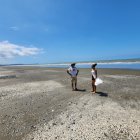 En la playa, la brisa acaricia el rostro y el olor a salitre se impregna.
