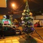 Los vecinos se encargan de decorar el árbol navideño del barrio.