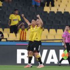 Octavio Rivero marcó los dos goles de Barcelona ante Orense.
