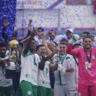 La celebración de los jugadores de Liga de Portoviejo tras recibir el trofeo como campeones de la Segunda Categoría.
