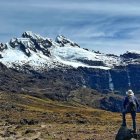 La laguna verde recoge  el deshielo de las cumbres del altar, pareciendo un espejo de altura.