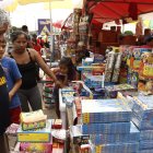 Durante la época de fin de año, ocurren múltiples tragedias por fuegos artificiales. Maneje la pirotecnia con precaución.
