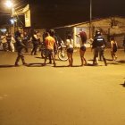 Operativo policial en el barrio 15 de Marzo tras el asesinato de un estudiante; agentes recaban indicios y controlan la zona.