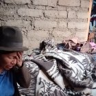 Gladis Punina (acostada) está bajo el cuidado de su mamá María, quien también cuida a sus dos nietos. Gladis quedó viuda hace un año y ella es una de las heridas del accidente en la ruta Ambato-Simiatug el 16 de noviembre del 2025.