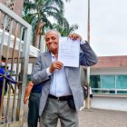 Víctor Guarín mientras posa orgulloso con la carpeta de derivación que lo acercaría a su operación.