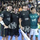 Los números 1 y 2 del ranking mundial de pádel, Agustín Tapia (i) y Federico Chingotto (cuarto de izquierda a derecha), disputaron un amistoso en Quito