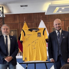 Dirigentes del fútbol ecuatoriano y del legislativo durante la entrega del proyecto en la Asamblea.