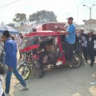 Los amigos del fallecido recorrieron las calles de Salitre con su féretro.