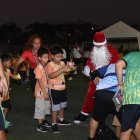 El Papá Noel llegando a la cancha de la liga barrial El Guasmo.