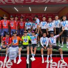 Santiago Montenegro (d) con el maillot de círculos rojos, de campeón de la montaña.