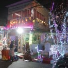 La vivienda decorada como casa de jengibre es el escenario perfecto para fotos gratuitas.